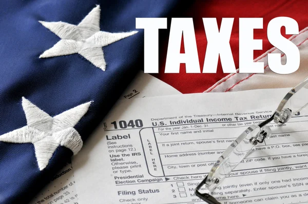 Formularz podatkowy na amerykańską flagę — Zdjęcie stockowe