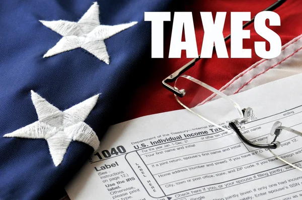 Daňové formuláře na americkou vlajku — Stock fotografie