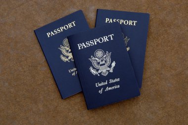 Üç Amerikan pasaportu