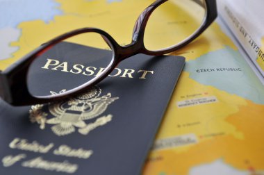 Pasaport ve atlas gözlük