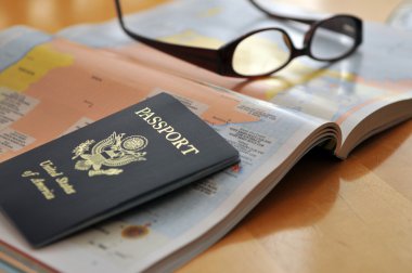 Pasaport ve atlas gözlük