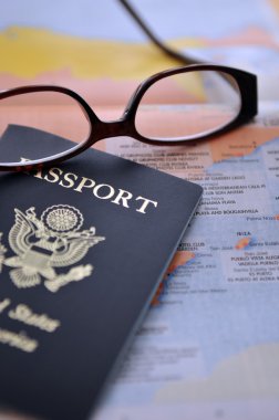 Pasaport ve atlas gözlük