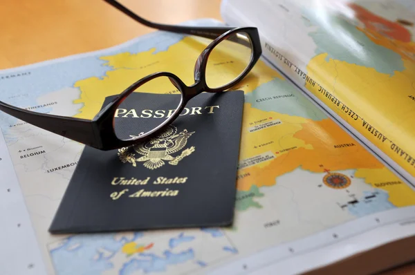 Pasaporte y gafas en el atlas —  Fotos de Stock
