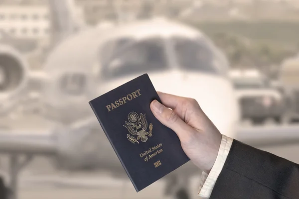 Mão segurando-nos passaporte — Fotografia de Stock