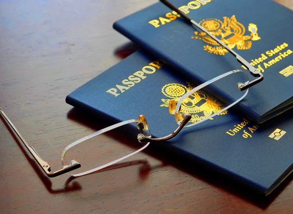 Pasaportes y gafas estadounidenses —  Fotos de Stock