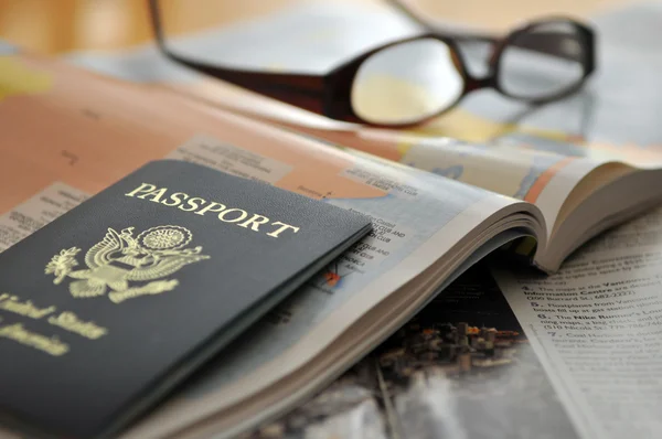 护照和眼镜上图册 — 图库照片