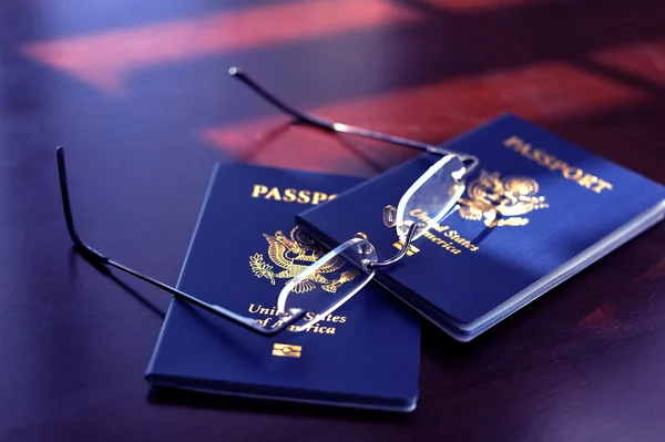 Pasaportes y gafas estadounidenses —  Fotos de Stock