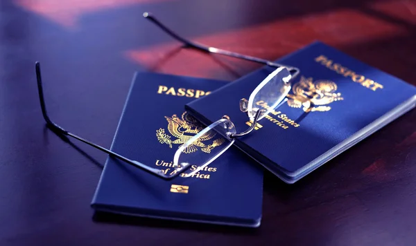 Pasaportes y gafas estadounidenses —  Fotos de Stock