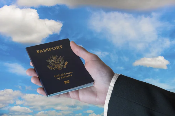 Mano sosteniendo nuestro pasaporte — Foto de Stock