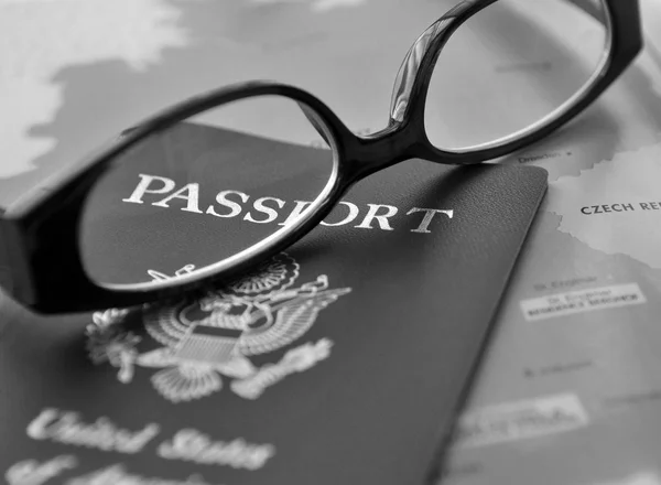 Passaporto e occhiali sull'atlante — Foto Stock
