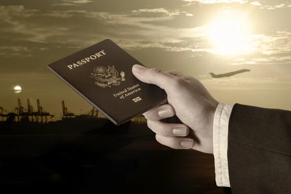 Mão segurando-nos passaporte — Fotografia de Stock