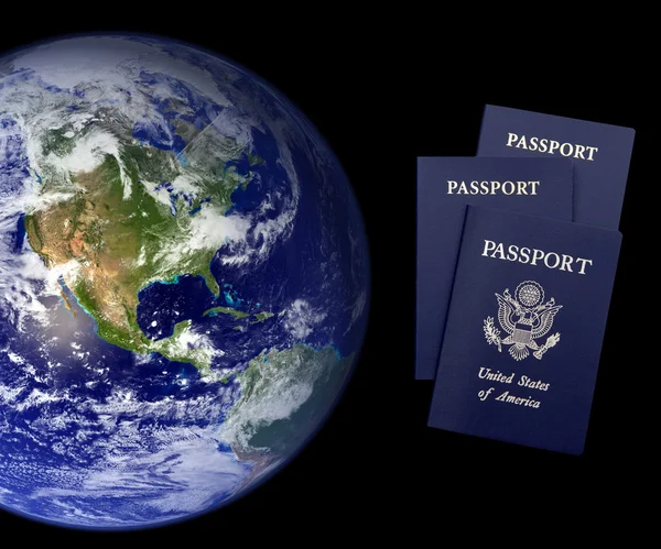 Passaportes americanos e Terra — Fotografia de Stock