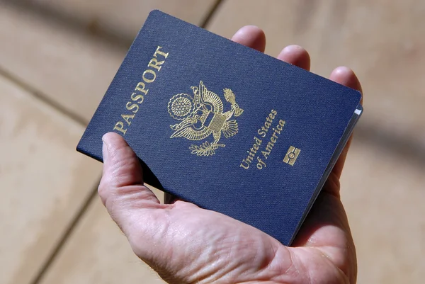 Mano sosteniendo pasaporte americano — Foto de Stock