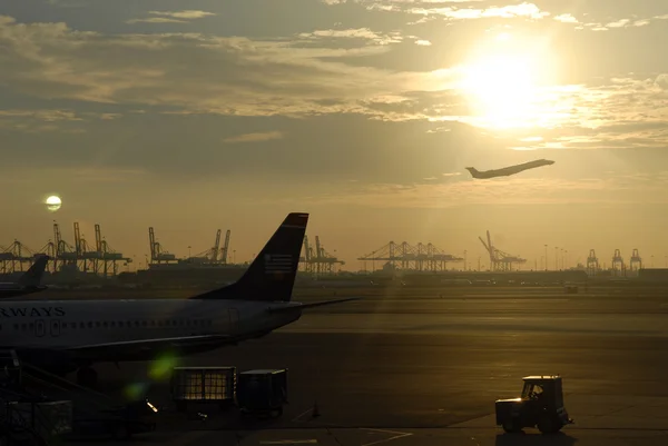 Aeropuerto al atardecer —  Fotos de Stock