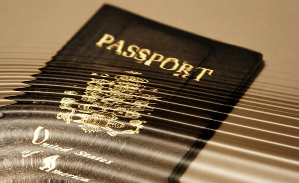 Dalgaların içinde Amerikan pasaportu — Stok fotoğraf