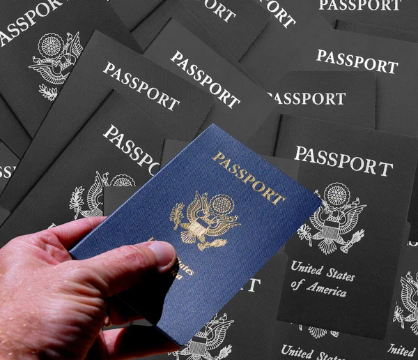 Χέρι εκμετάλλευση αμερικανικό διαβατήριο — Φωτογραφία Αρχείου