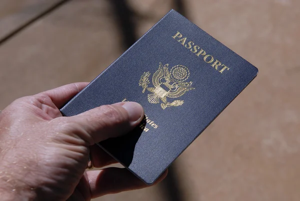 Mano sosteniendo pasaporte americano — Foto de Stock