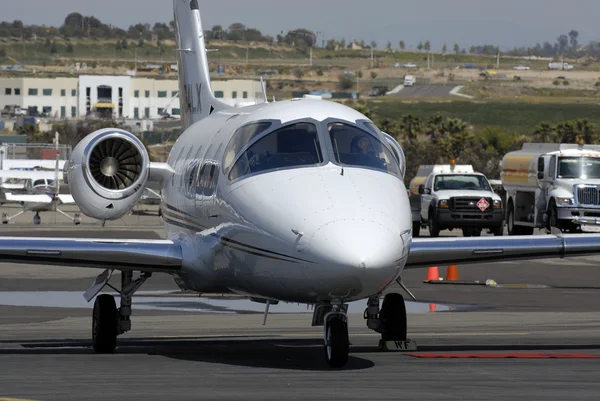 Leerer Jet auf der Landebahn — Stockfoto