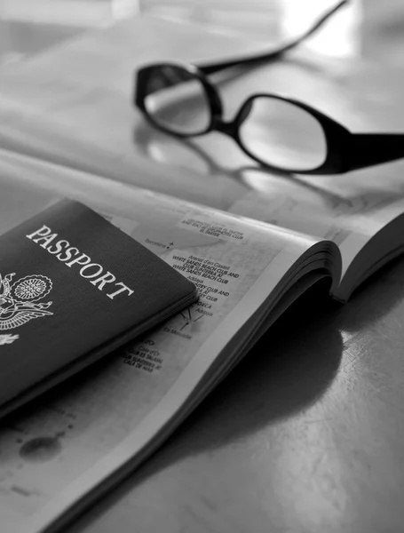 Paszport i okulary na atlas — Zdjęcie stockowe