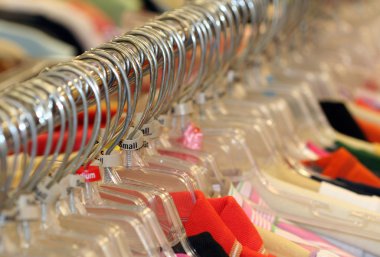 plastik elbise askıları