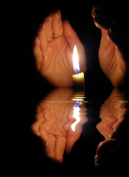 Vela e mãos humanas — Fotografia de Stock