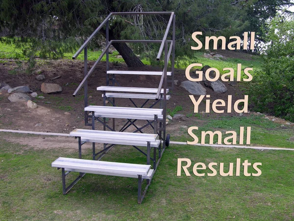 Small  Goals yield small results text — Stock Photo, Image