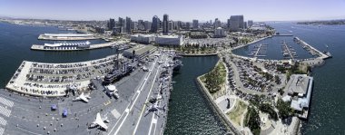 Midway taşıyıcı ve San Diego waterfront