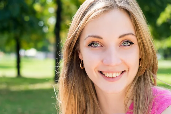 Souriante fille dans le parc — Photo