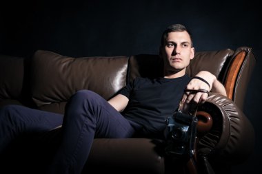 Eski kamera ile genç adam