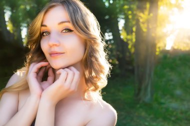 Parktaki kız gülümseyerek