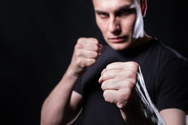 Ciddi adam savaşmaya hazır