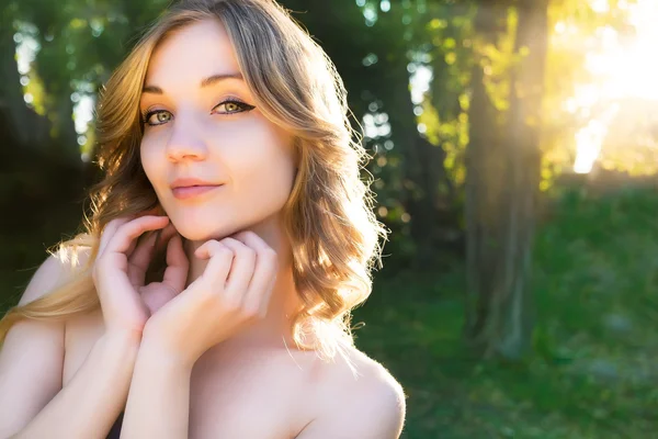 Smiling girl in park — Stock Photo, Image