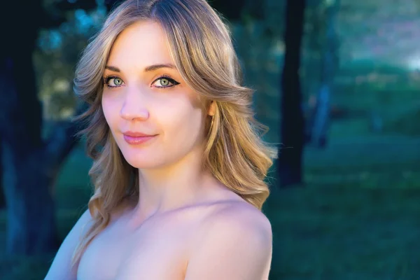 Chica sonriente en el parque — Foto de Stock