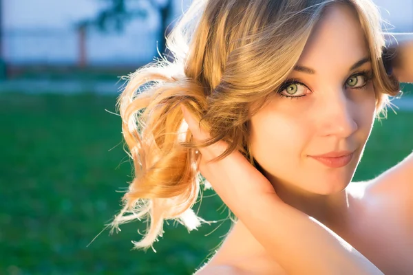 Chica sonriente en el parque —  Fotos de Stock