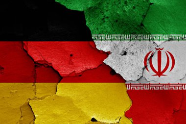 Kırık duvarda Almanya ve İran bayrakları