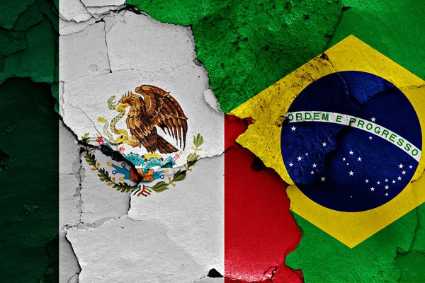 Flaggor Mexiko Och Brasilien Målade Spruckna Väggen — Stockfoto