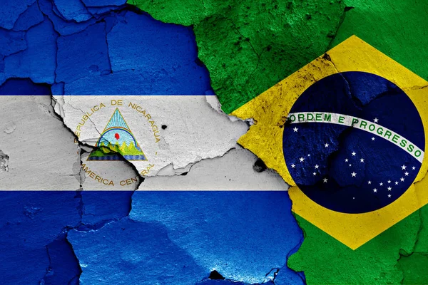 Vlajky Nikaragui Brazílie Namalované Popraskané Zdi — Stock fotografie