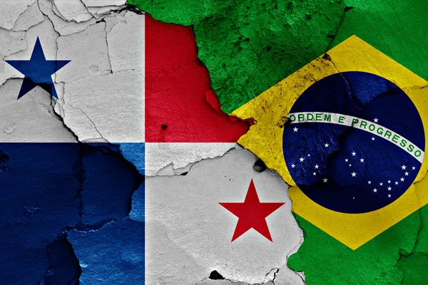 Vlajky Panamy Brazílie Namalované Popraskané Zdi — Stock fotografie