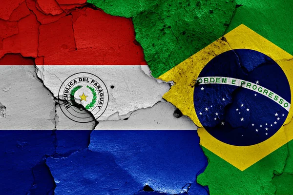 Vlajky Paraguaye Brazílie Namalované Popraskané Zdi — Stock fotografie
