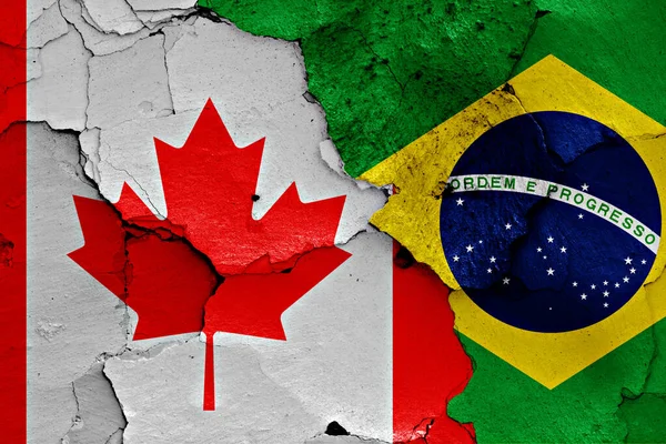 Vlajky Kanady Brazílie Malované Popraskané Zdi — Stock fotografie