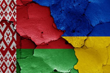 Kırık duvarda Belarus ve Ukrayna bayrakları