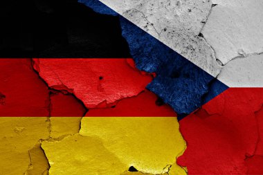 Kırık duvarda Almanya ve Çek Cumhuriyeti bayrakları