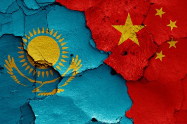 Kırık duvarda Kazakistan ve Çin bayrakları