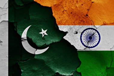 Kırık duvarda Pakistan ve Hindistan bayrakları