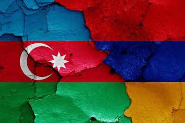 Kırık duvarda Azerbaycan ve Ermenistan bayrakları