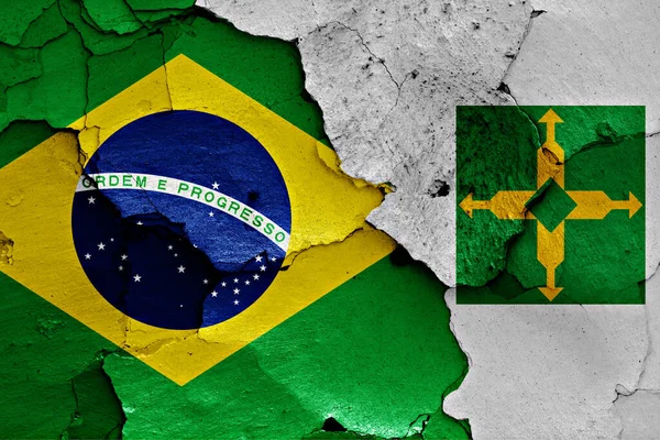 Vlajky Brazílie Brazílie Namalované Popraskané Zdi — Stock fotografie