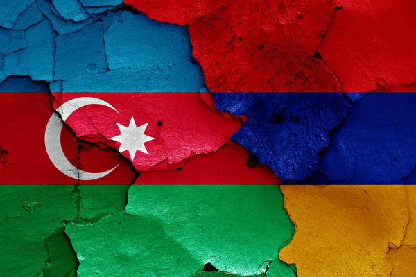 Kırık duvarda Azerbaycan ve Ermenistan bayrakları