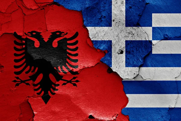 阿尔巴尼亚和希腊的国旗画在裂开的墙上 — 图库照片