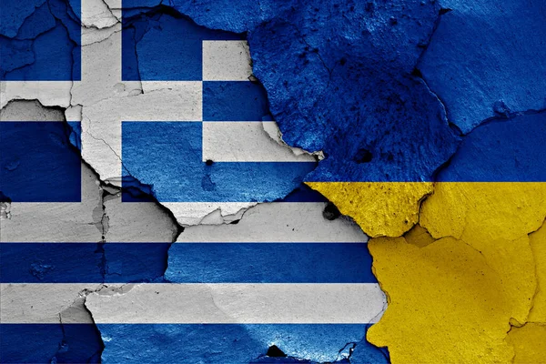 希腊和乌克兰的国旗画在裂缝的墙上 — 图库照片
