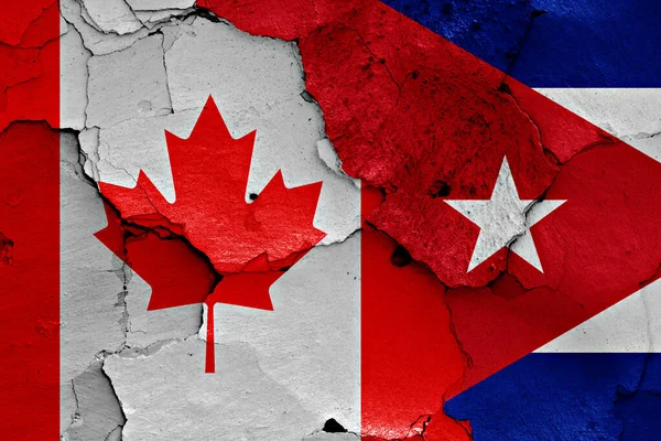 Vlajky Kanady Kuby Namalované Popraskané Zdi — Stock fotografie